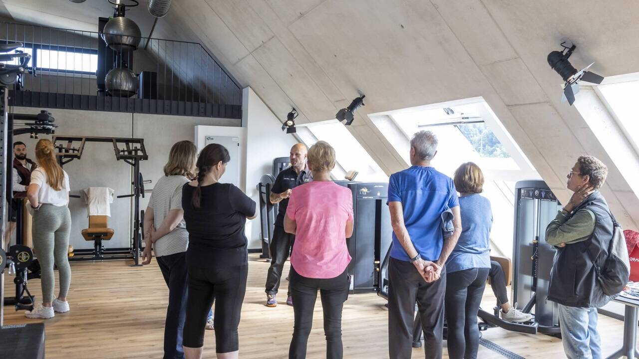 Interessierte lassen sich beim Tag der offenen Tür das Fitnessstudio und das Hallenbad zeigen. 