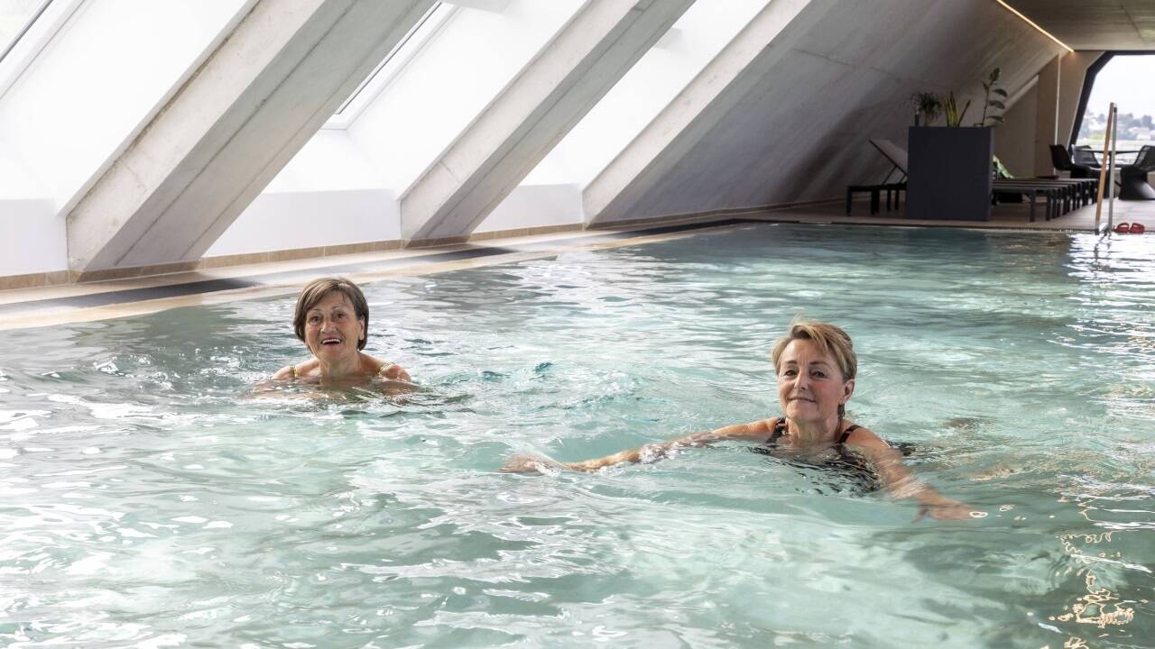 Margareta Oberlercher und Ruperta Guggenthaler ziehen ihre Längen im Hallenbad. 