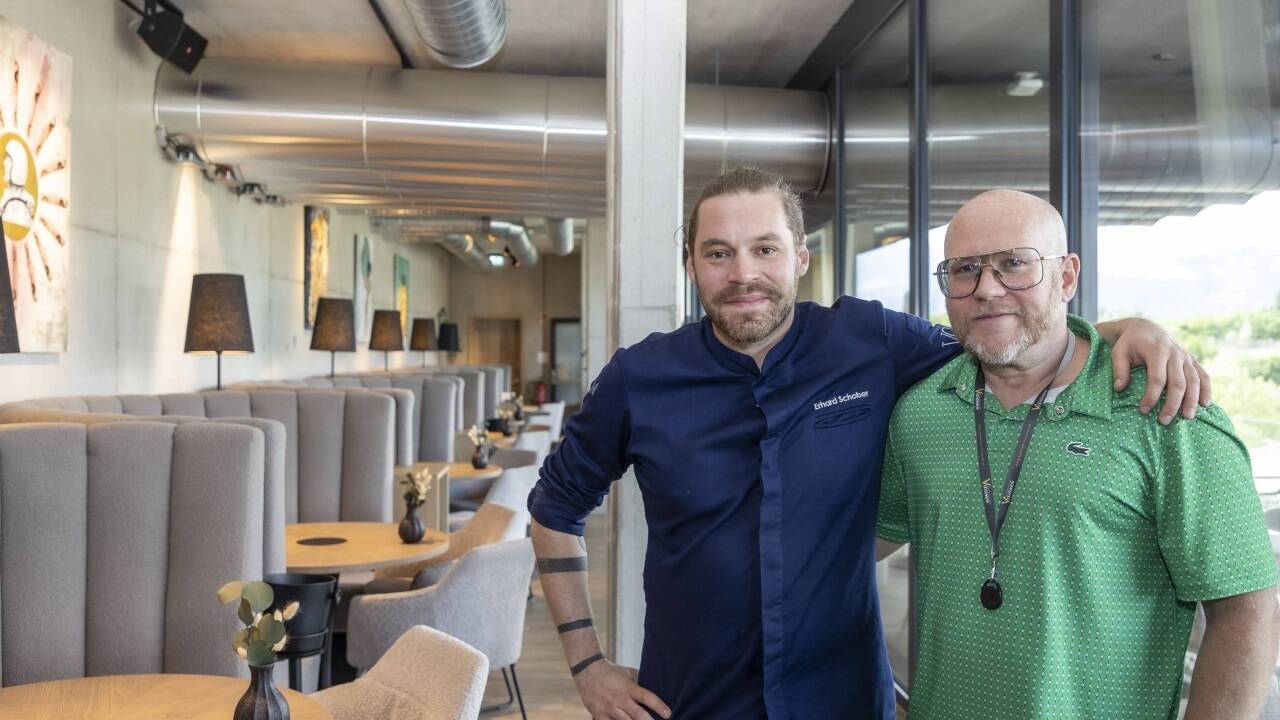 Chefkoch Erhard Schober (zwei Hauben) und Geschäftsführer Stephan Kaindl-Hönig im Restaurant VOI.bio im Zentrum für Visionen. 