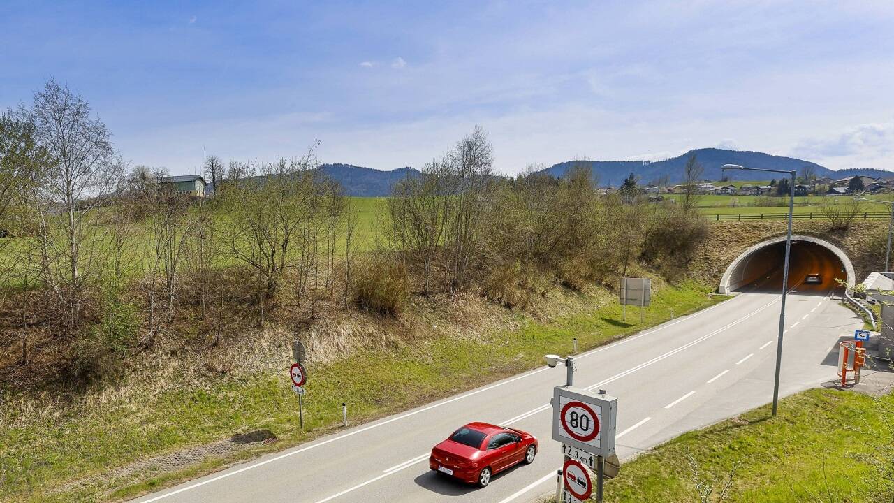 Am Nordportal des Henndorfer Umfahrungstunnels hat die Gemeinde einen möglichen neuen Standort für den Recyclinghof gefunden. Am Nordportal des Henndorfer Umfahrungstunnels hat die Gemeinde einen möglichen neuen Standort für den Recyclinghof gefunden.