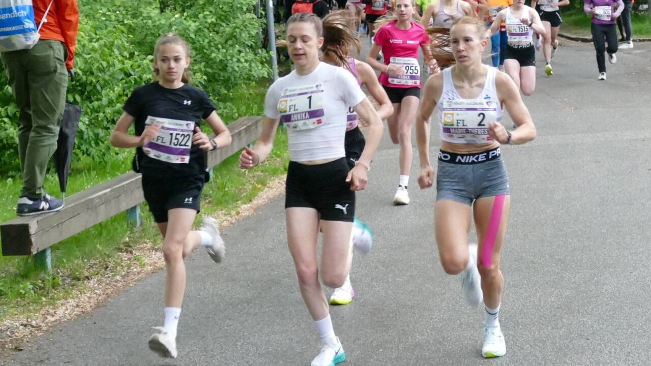 Annika Leineweber (Startnummer 1) und Marie-Theres Gruber (2) machten vom Start weg Tempo.  