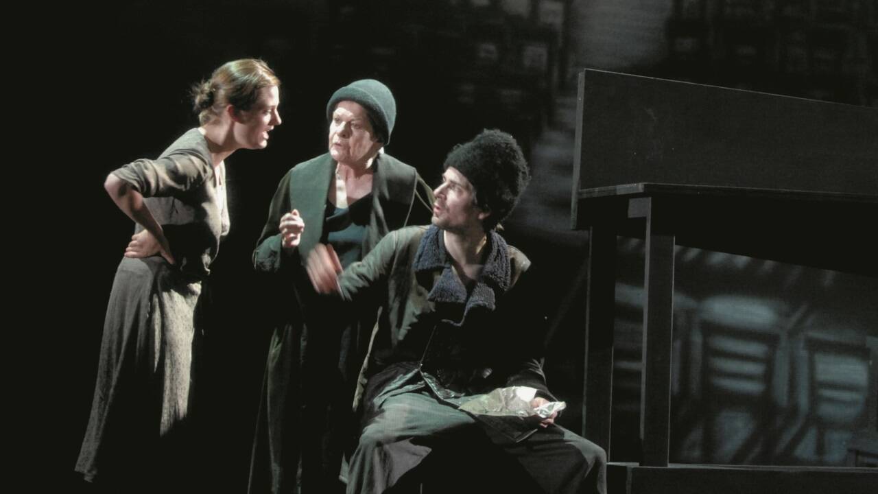 Marie Burchard, Elisabeth Orth und Jens Harzer in „Verbrechen und Strafe“, Salzburger Festspiele 2008. 