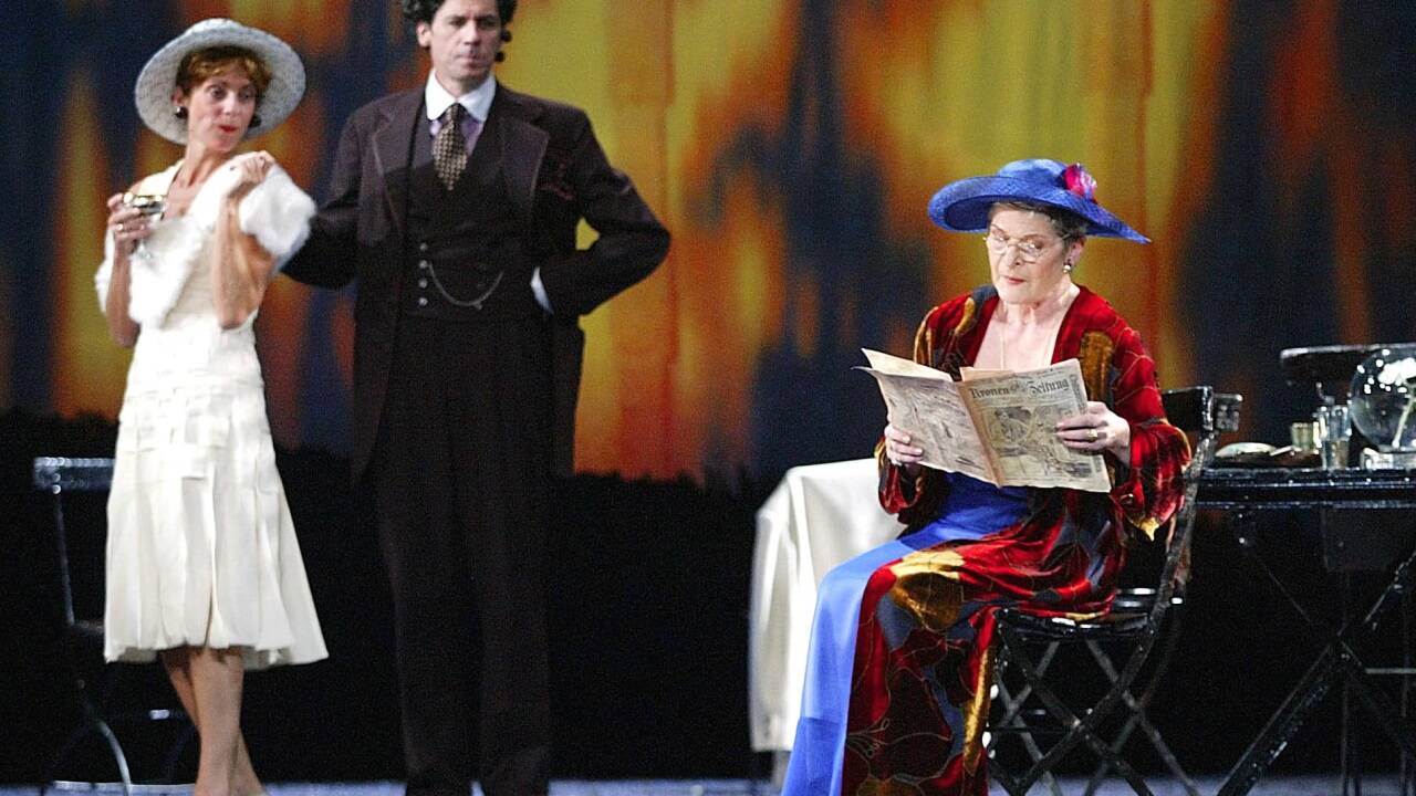 In der Rolle der Faru Wahl in Arthur Schnitzler’s Tragikkomödie „Das Weite Land“ bei den Salzburger Festspielen 2002. 