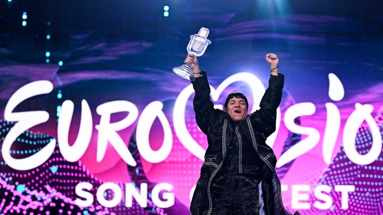 Siegerpose. Österreichs Kandidat JJ mit dem Eurovisions-Pokal. 