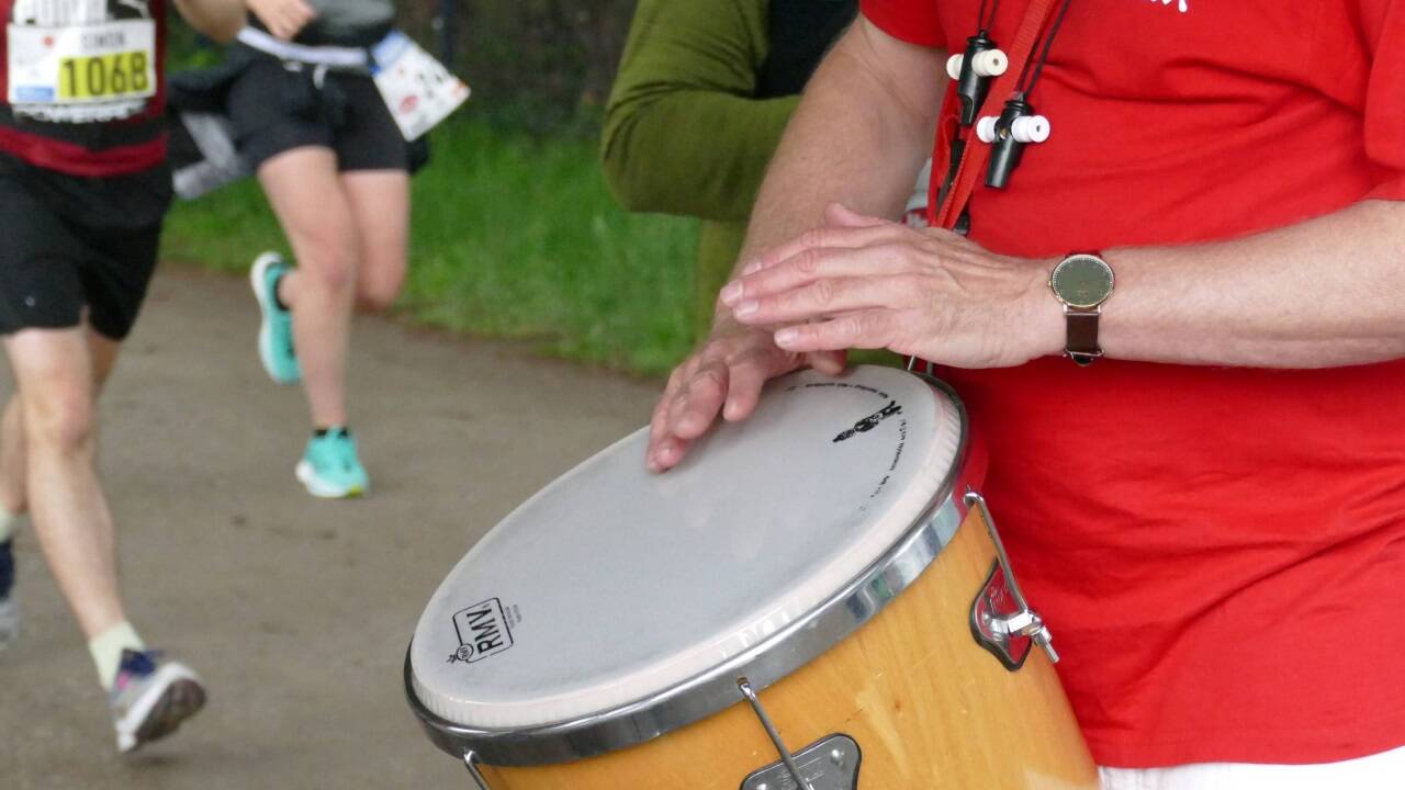 Mit rhythmischen Klängen wurden die Teilnehmenden angefeuert.  