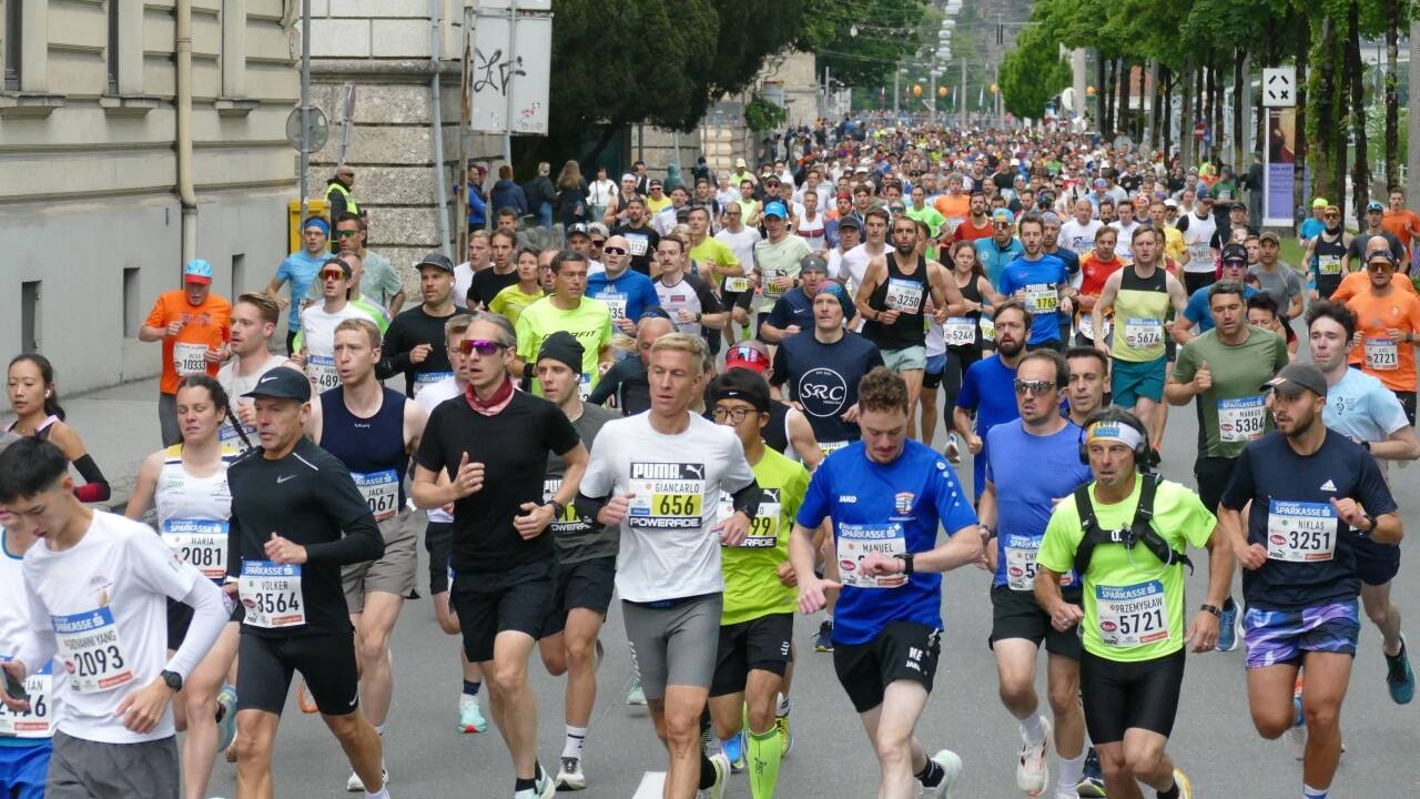 Mehr als 10.000 laufen.  