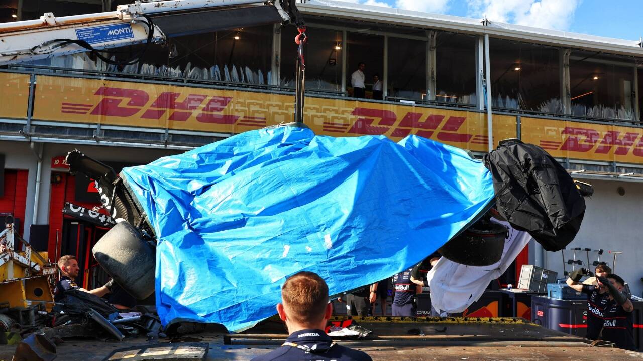 Der Red-Bull-Bolide von Yuki Tsunoda wurde am Samstag nahezu völlig zerstört. Der Red-Bull-Bolide von Yuki Tsunoda wurde am Samstag nahezu völlig zerstört.