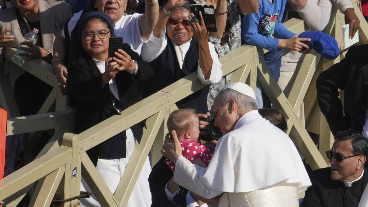 Papst Leo XIV. suchte erstmals im Papamobil den Kontakt zu den Menschen. Papst Leo XIV. suchte erstmals im Papamobil den Kontakt zu den Menschen.