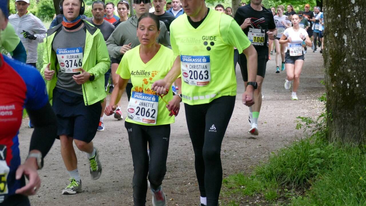 Trotz Sehbehinderung laufend unterwegs.  