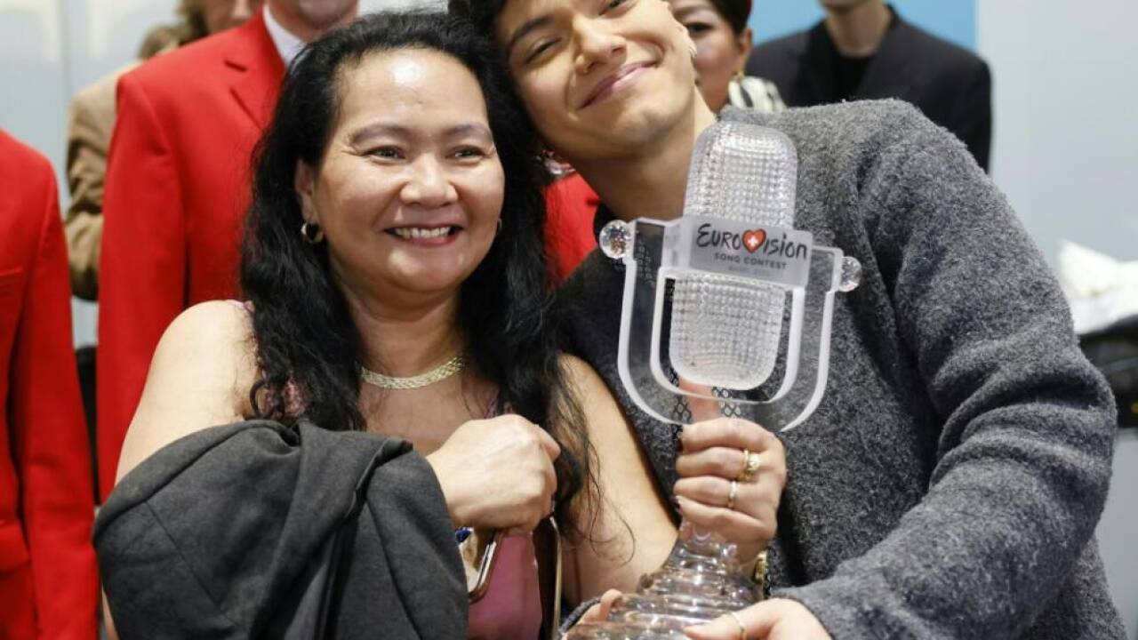 JJ mit seiner Mutter und der ESC-Trophäe am Flughafen in Wien.  