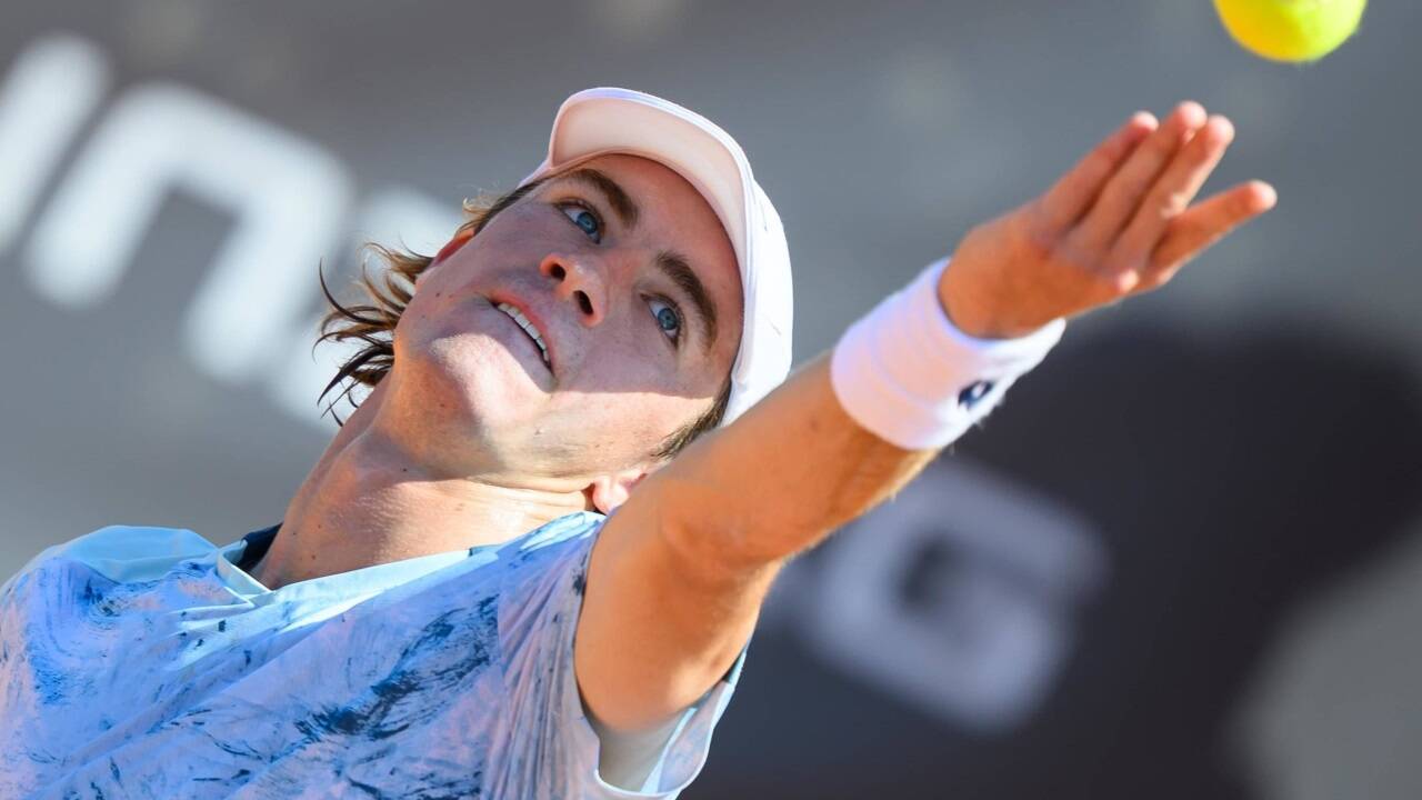 Lukas Neumayer schlagt in Paris auf. Lukas Neumayer schlagt in Paris auf.