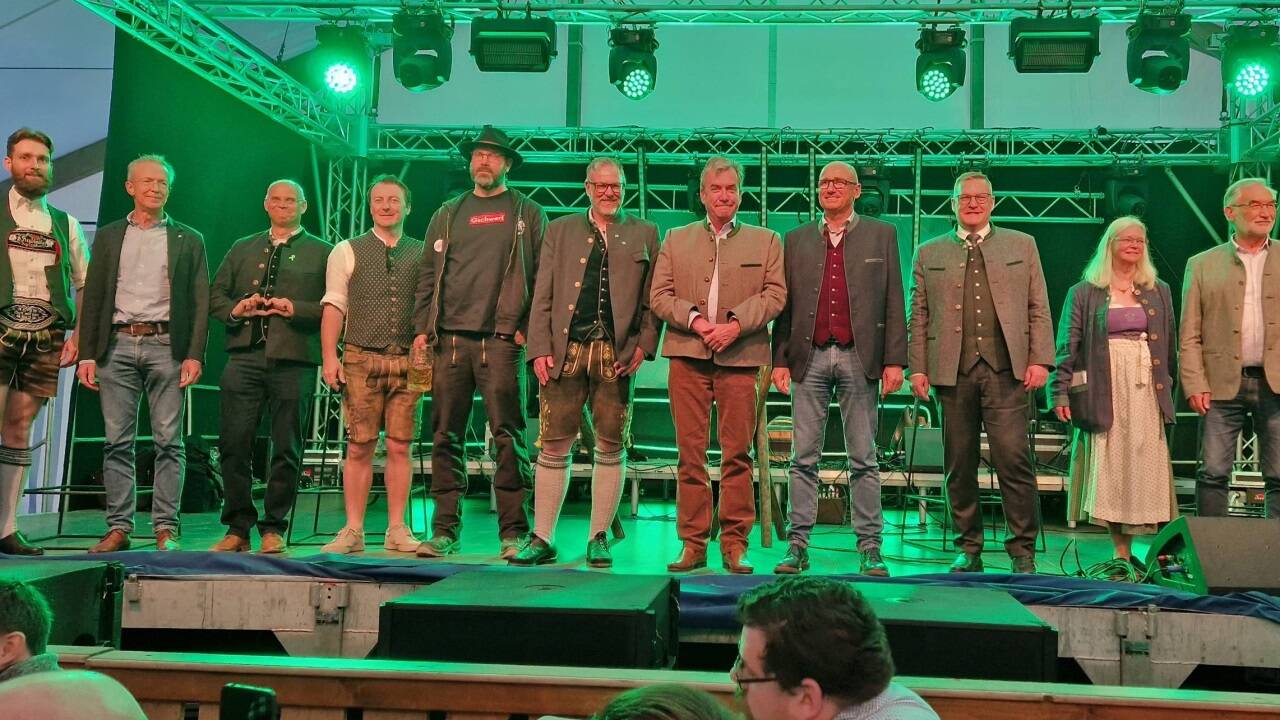 Eine(r) von ihnen wird Traunsteins neuer Landrat (von links): Sebastian Gruttauer (AfD), Reinhard Melz (dieBasis), Werner Fertl (MachMITHerz3), Hans Wembacher (Miteinander für den Landkreis Traunstein), Johann Martz (Linke), Andreas Danzer (Freie Wähler), Heinrich Wallner (Bayernpartei), Sebastian Kegel (SPD), Martin Lackner (CSU), Ute Künkele (ÖDP), Sepp Hohlweger (Grüne). 