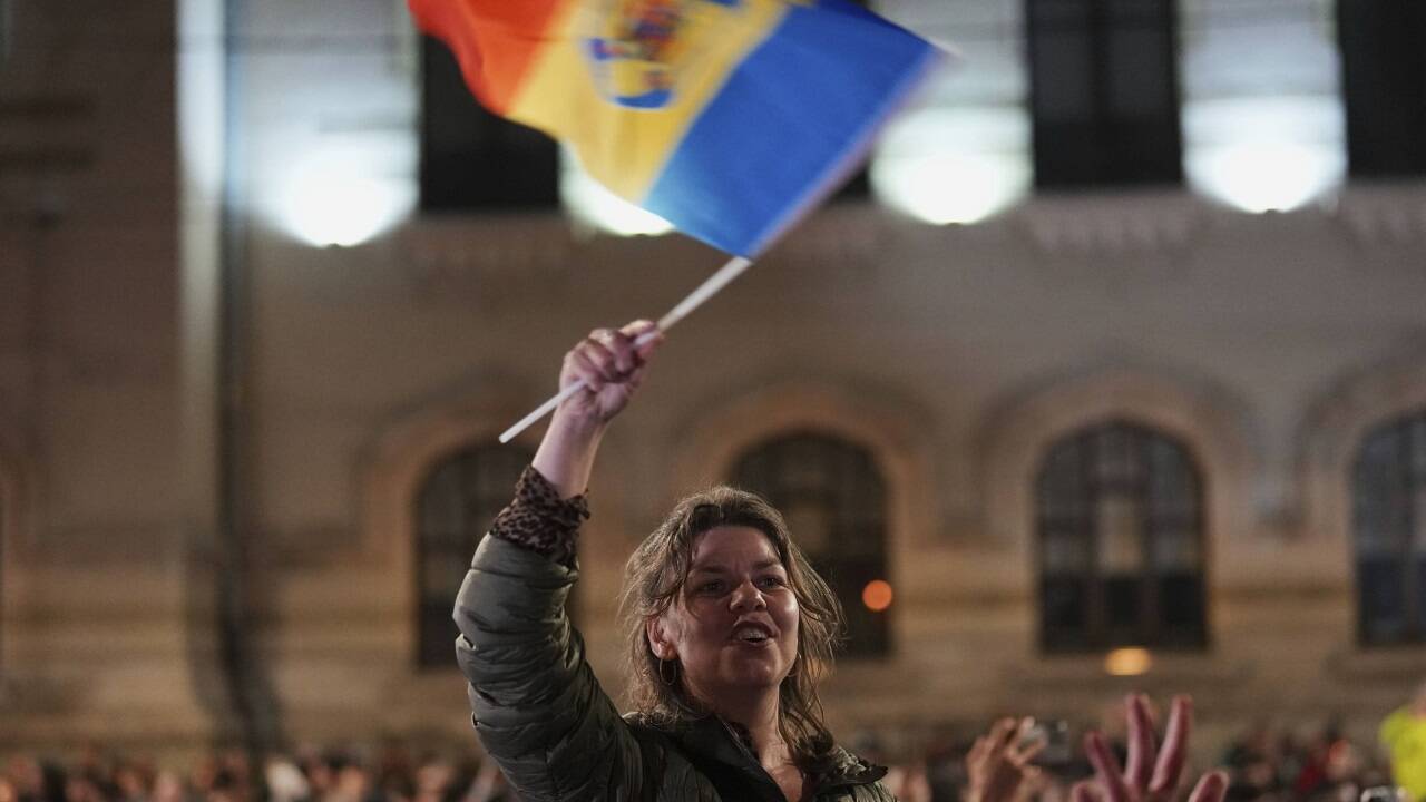 In Bukarest feierten am späten Sonntagabend viele Menschen den Sieg von Nicusor Dan. 