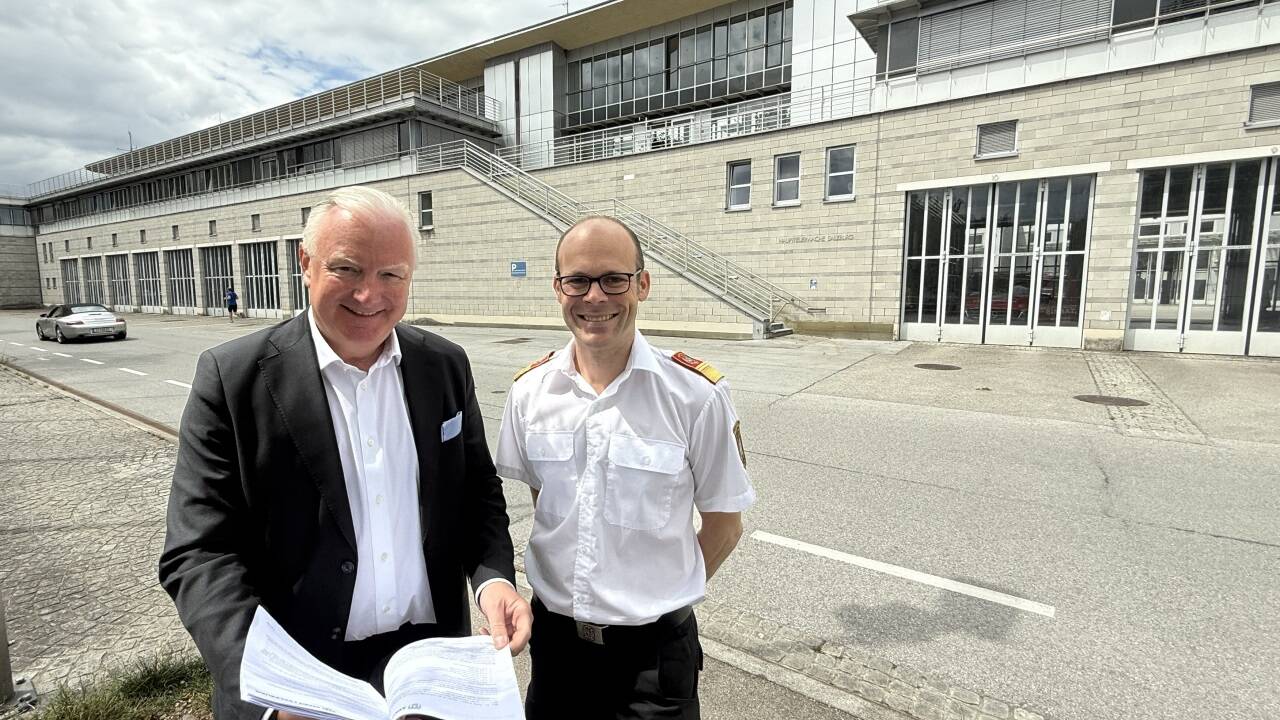 Vizebürgermeister Florian Kreibich und Branddirektor Werner Kloiber vor der Hauptfeuerwache in Maxglan.  