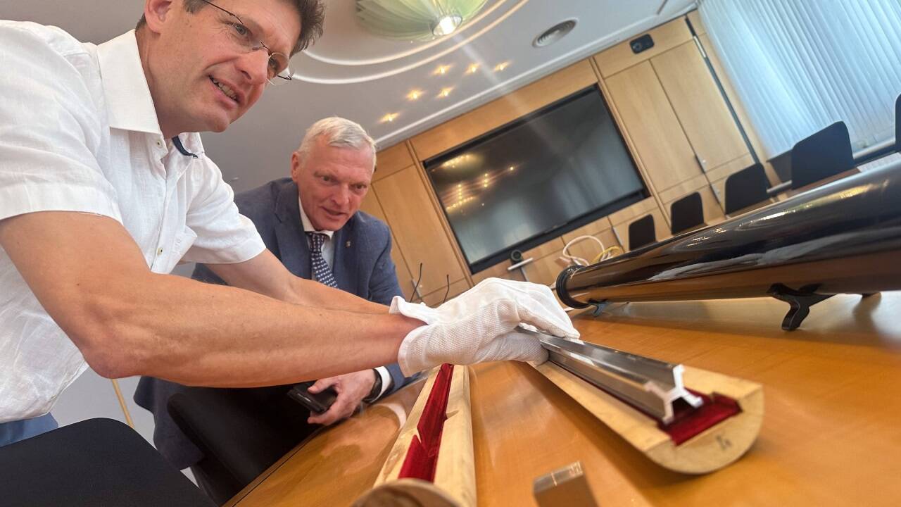 Cord Müller hebt das Urmeter Nummer drei vorsichtig aus dem Holzkasten. Josef Schöchl: „Die Meterkonvention war vor 150 Jahren ein ganz großer Schritt.“ 