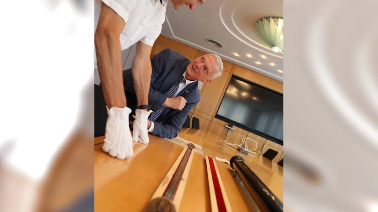 Cord Müller vom Bayerischen Landesamt für Maß und Gewicht zeigt Josef Schöchl das Urmeter Nummer 3. 
