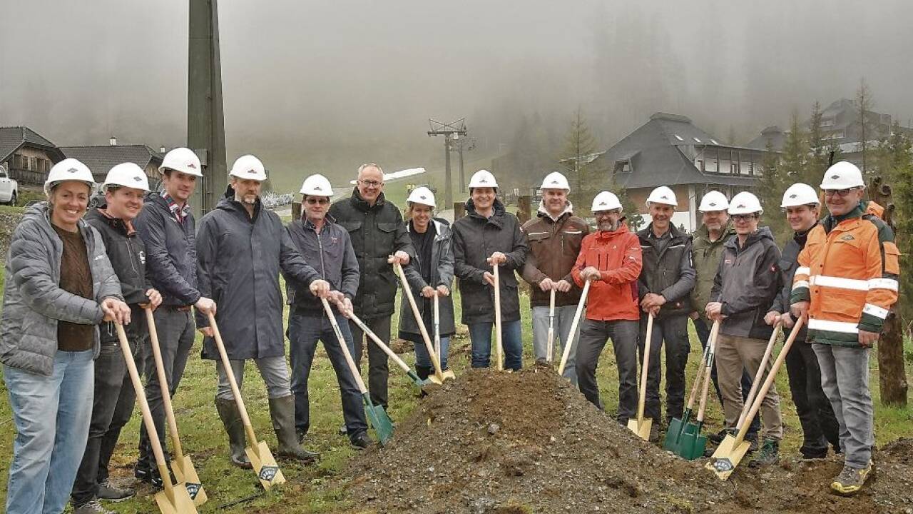 Beim Spatenstich (v. l.): Melanie Kühlem, Michael Dagn, Michael Ramsbacher, Thomas Krist, die Bürgermeister Franz Aschbacher und Manfred Sampl, Denise Bogensperger, Josef Bogensperger jun. (GF Katschbergbahnen), Thomas Bogensperger, Peter Rüdisser, Christian Schiefer, Rudi Wiesflecker, Eberhard Ferner, Florian Fuchsberger und Manfred Karner.  Beim Spatenstich (v. l.): Melanie Kühlem, Michael Dagn, Michael Ramsbacher, Thomas Krist, die Bürgermeister Franz Aschbacher und Manfred Sampl, Denise Bogensperger, Josef Bogensperger jun. (GF Katschbergbahnen), Thomas Bogensperger, Peter Rüdisser, Christian Schiefer, Rudi Wiesflecker, Eberhard Ferner, Florian Fuchsberger und Manfred Karner.