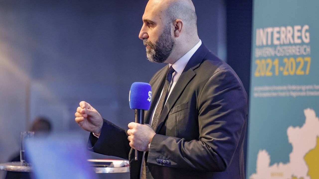 Psychologe Ahmad Mansour aus Berlin bei der Integrationskonferenz am Montag im SN-Saal. 