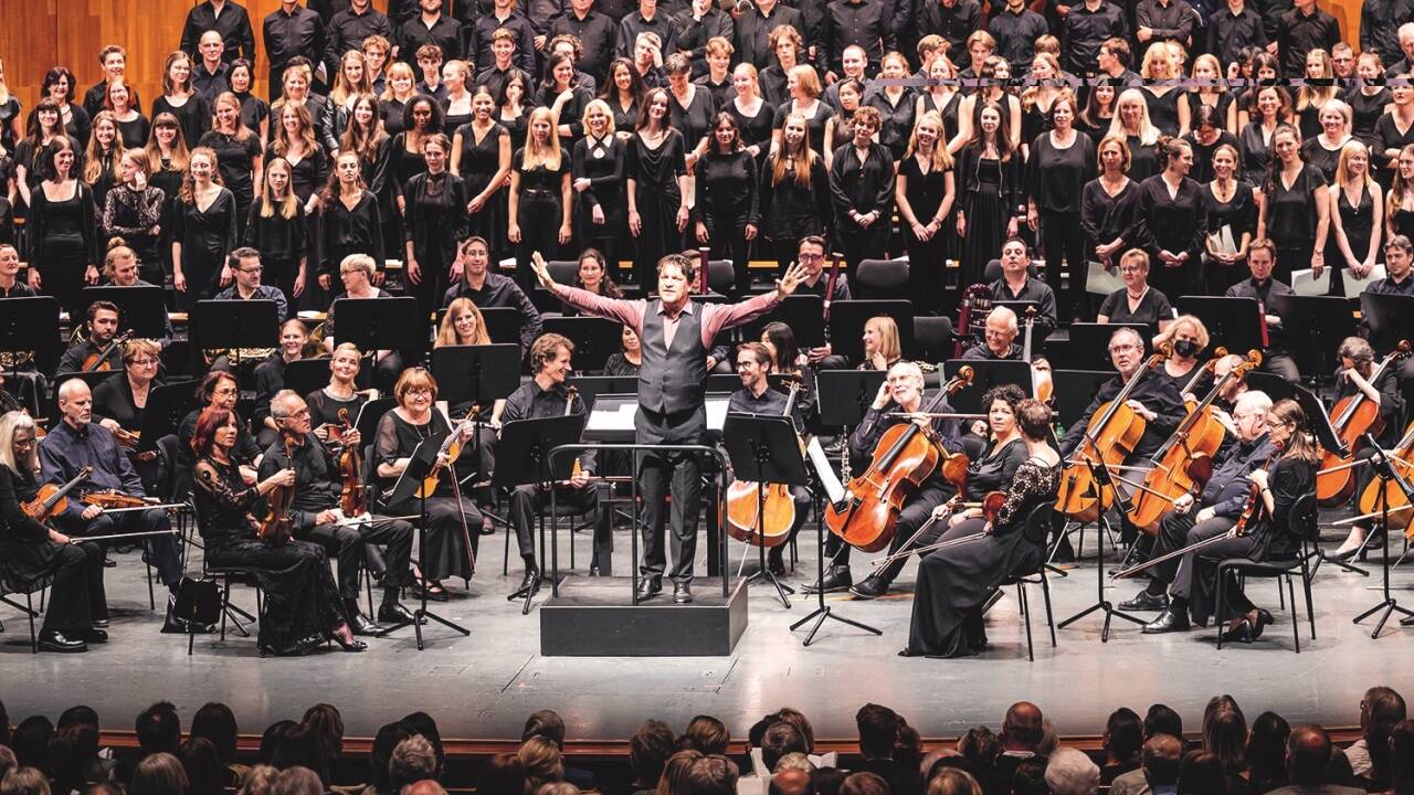 250 Sängerinnen und Sänger und das Sinfonische Landesjugendblasorchester (statt Streichern) treten beim Auftakt-Galakonzert „Die beste Welt“ ab 18 Uhr im Großen Festspielhaus auf.  