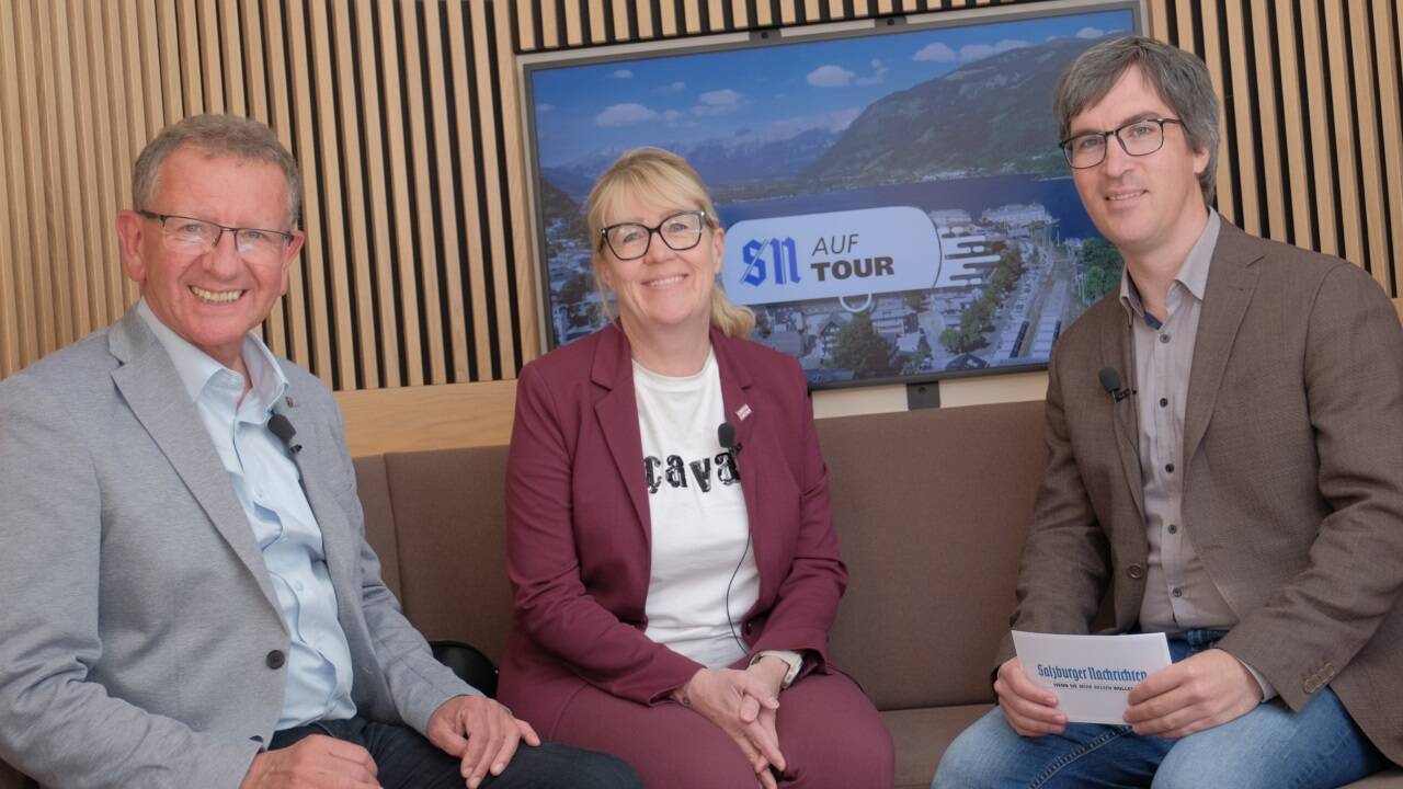 Bürgermeister Andreas Wimmreuther (SPÖ, Zell am See) und Bürgermeisterin Michaela Höfelsauer (SPÖ, Lend) im Gespräch mit SN-Redakteur Anton Prlic. 