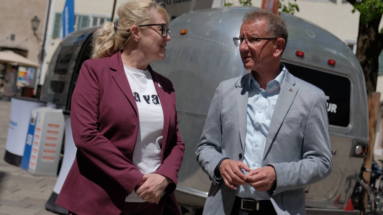 Bürgermeister Andreas Wimmreuther (SPÖ, Zell am See) und Bürgermeisterin Michaela Höfelsauer (SPÖ, Lend). 