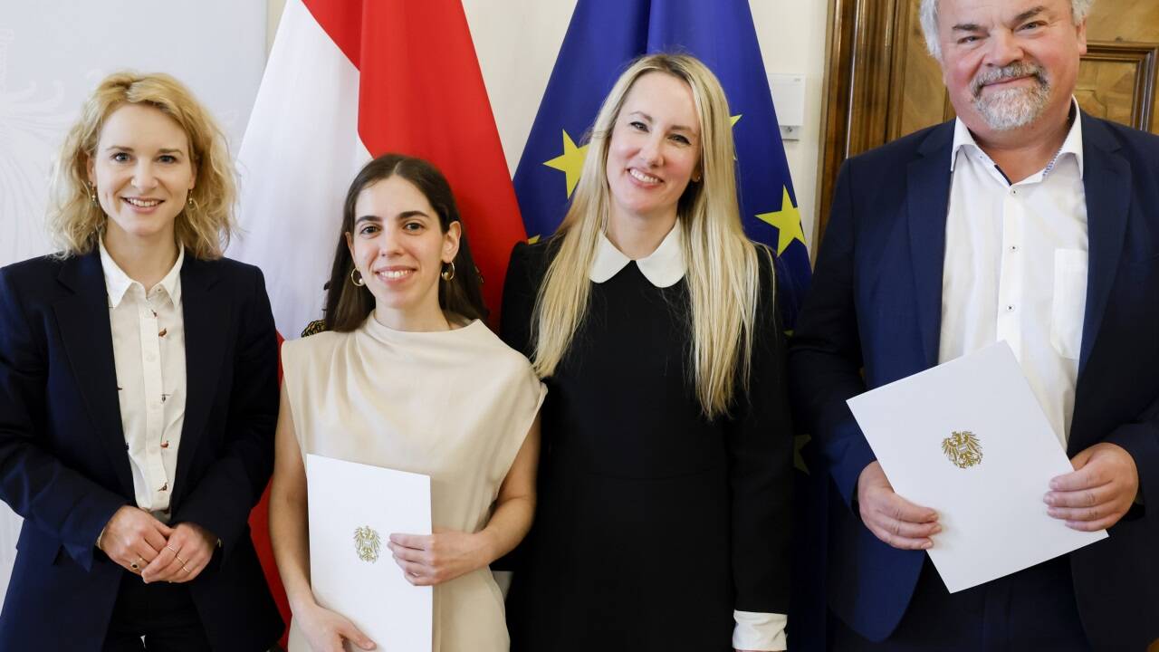 Jürgen Knoblich (rechts), Nina Corsini (2. von rechts) und Catarina Martins-Costa (2. von links) erhielten die mit 10.000 Euro dotierte Auszeichnung. Links im Bild ist Wissenschaftsministerin Eva-Maria Holzleitner (SPÖ).  