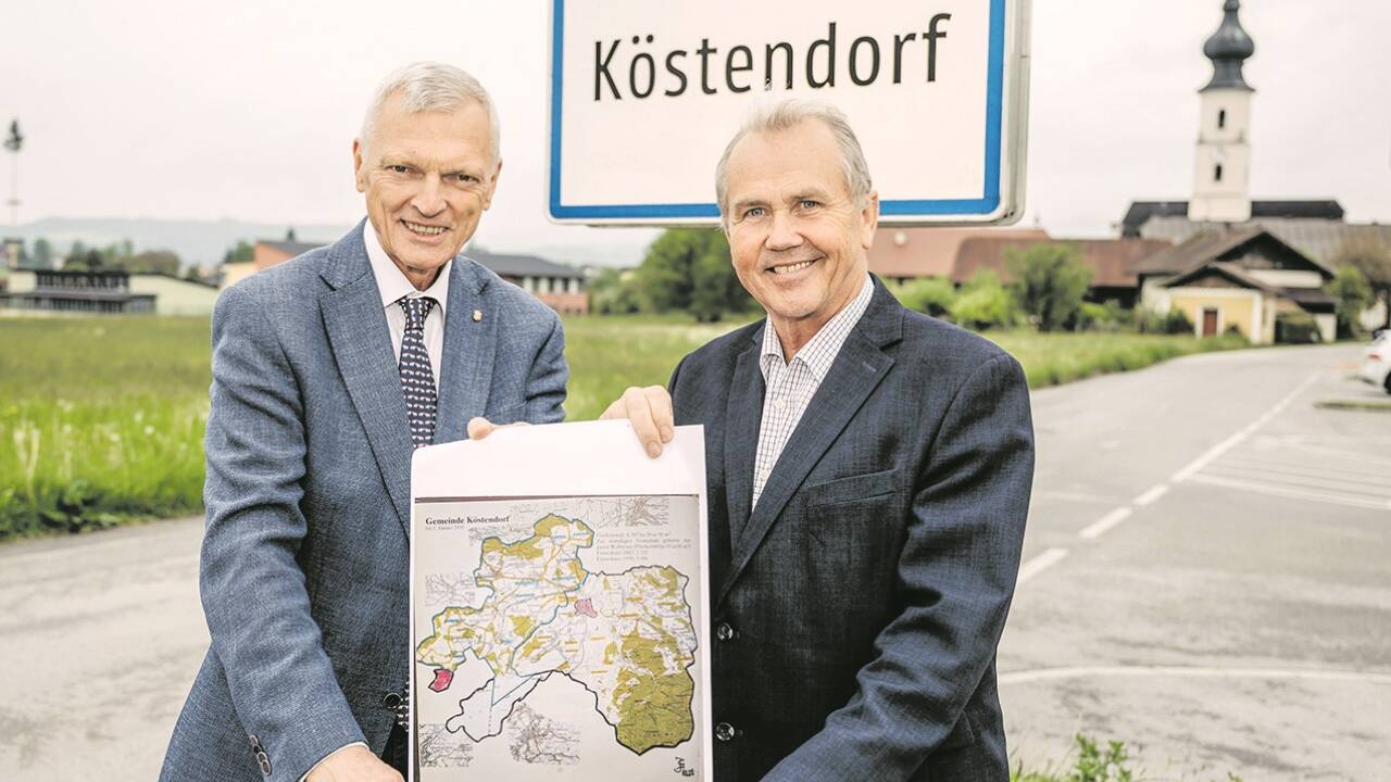 LAbg. Josef Schöchl und Bgm. Wolfgang Wagner (r.) erinnerten an die vor 75 Jahren wiedererlangte Eigenständigkeit der Gemeinde Köstendorf. 