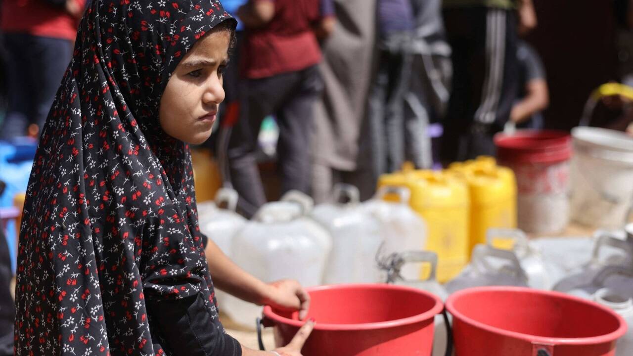 Warten auf Lebensmittel: Im Gazastreifen hoffen die Menschen, dass mehr Lastwagen mit Hilfsgüter kommen. Am Montag waren es zunächst nur fünf Lkw. Warten auf Lebensmittel: Im Gazastreifen hoffen die Menschen, dass mehr Lastwagen mit Hilfsgüter kommen. Am Montag waren es zunächst nur fünf Lkw.