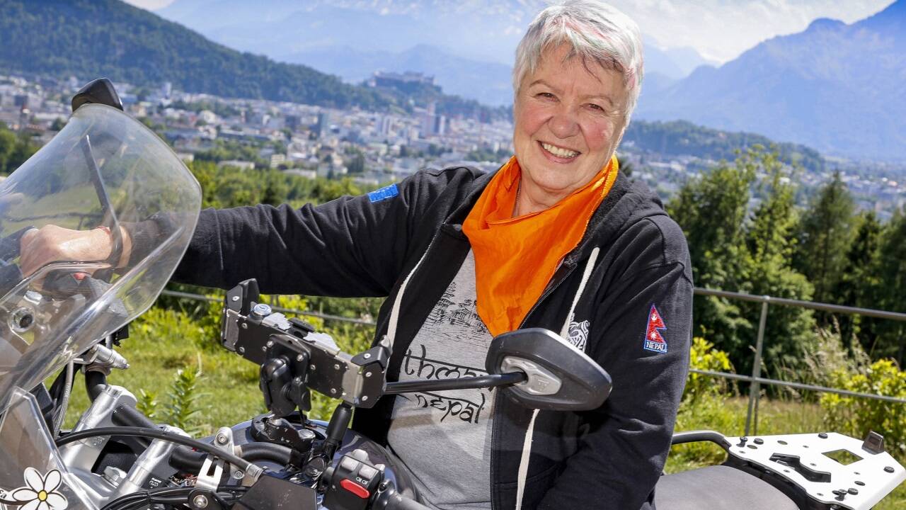 Vor der Abfahrt: Andrea Kockisch mit ihrer „Tigerin“.  