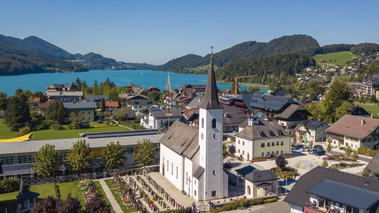 Kein Geld für Investitionen und auf Hilfe von Bund und Land angewiesen? Das mag für viele Orte zutreffen. Aber es gibt Gemeinden, die beträchtliche Überschüsse ausweisen – so wie Fuschl.  