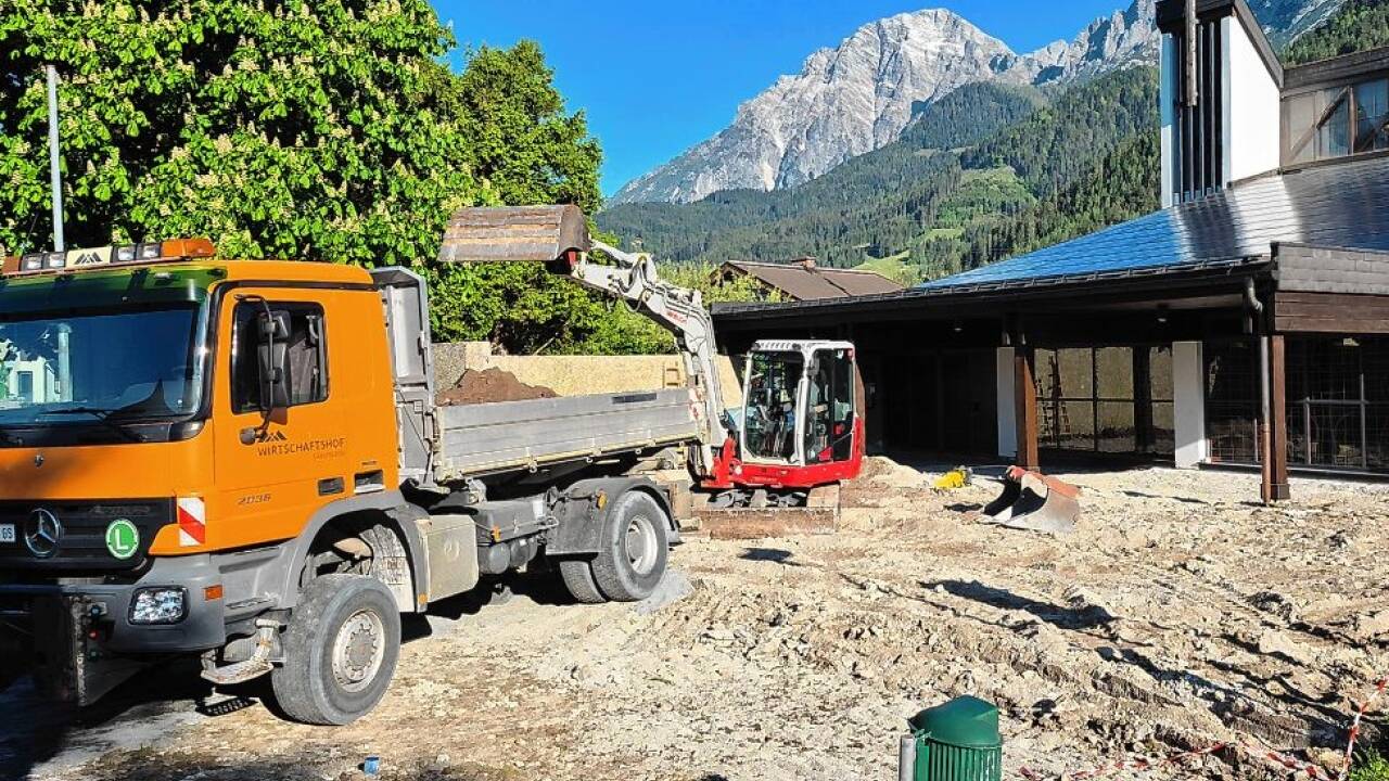 Die Aushubarbeiten am künftigen Dorfplatz von Lenzing haben begonnen. Die Aushubarbeiten am künftigen Dorfplatz von Lenzing haben begonnen.