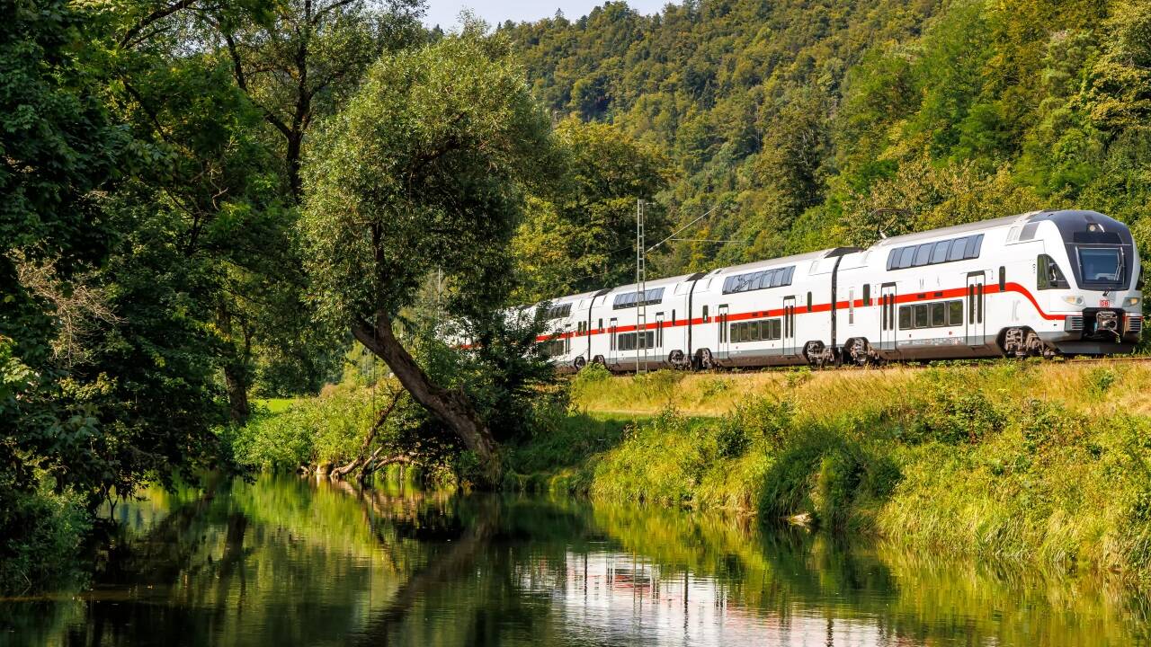  Ein ehemaliger Doppelstockzug der Westbahn, jetzt Deutsche Bahn.  