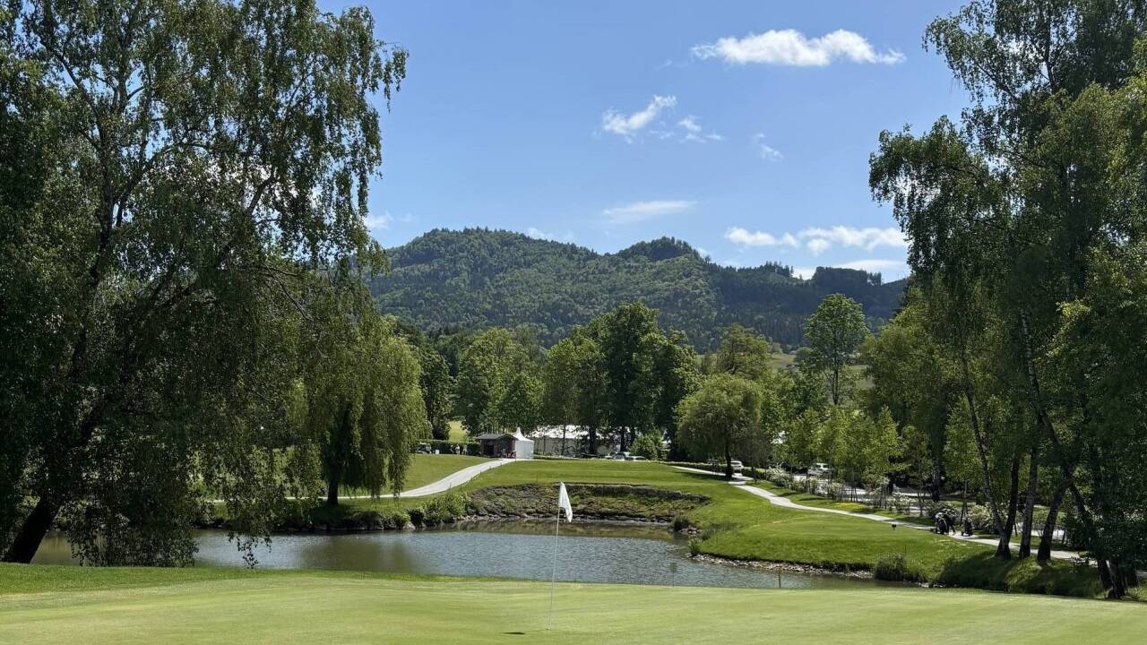 Ein Hole-in-One auf Loch 10 ist ein Luxusauto wert. 