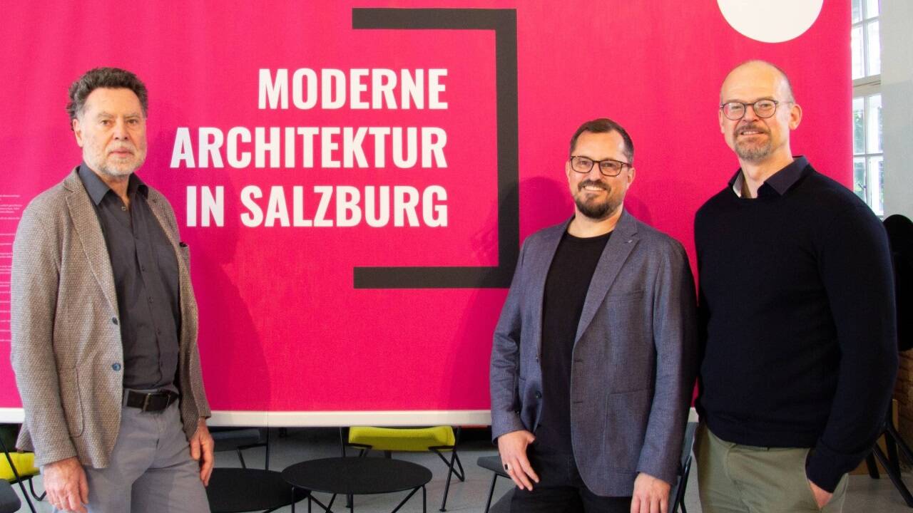  Künstlerischer Leiter Roman Höllbacher (Initiative Architektur), Kurator Matthias Weiß (Universität Salzburg) und Grafiker Nicolas Sturm (Wie der Wind | Agentur für Kommunikation). 