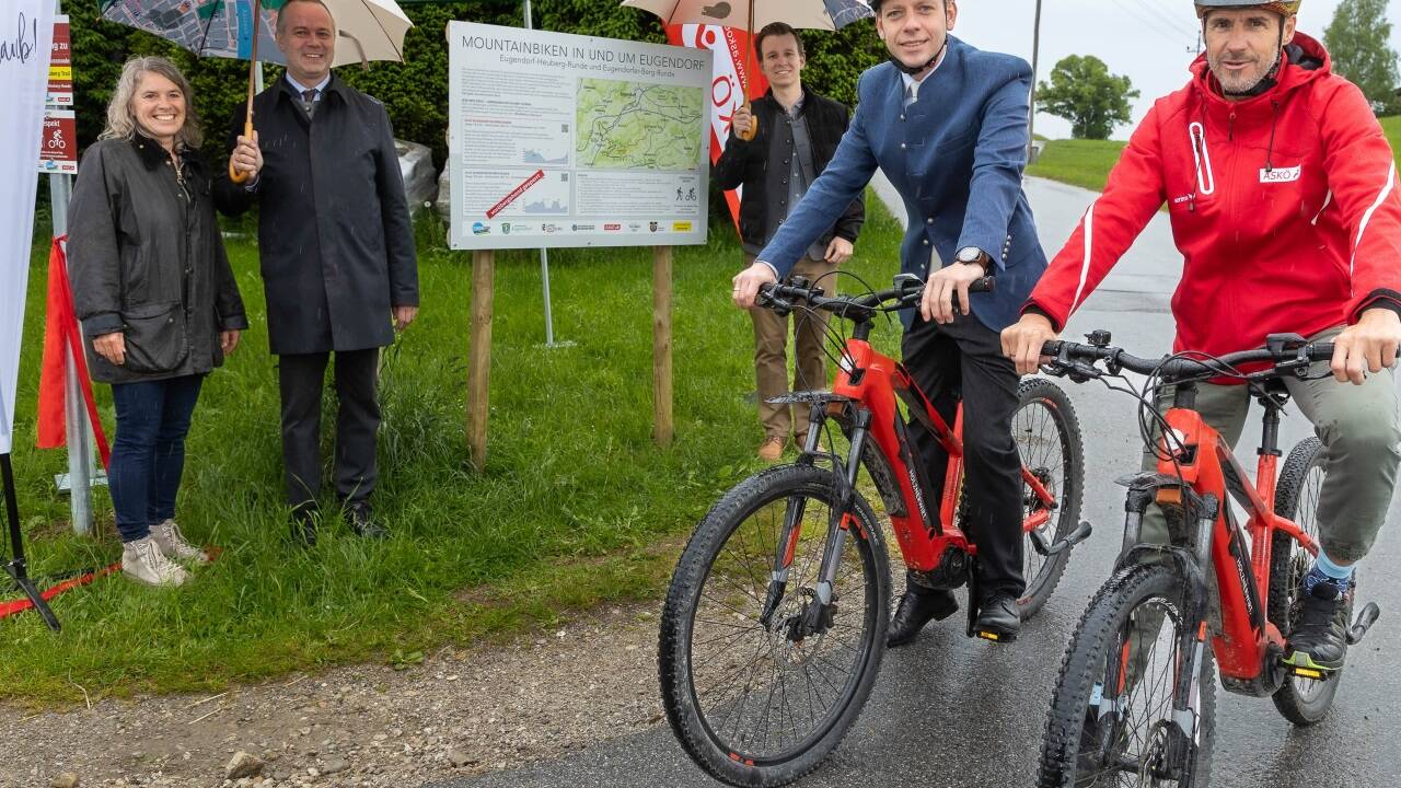 Am Start am Eugendorfer Berg: Raimund Niedereder (ASKÖ Salzburg, rechts), Bgm. Robert Bimminger, Gerhard Schönbauer und Bettina Schmidt (beide Tourismusverband Eugendorf), hinten: Christopher Langegger (TVB Fuschlseeregion). 