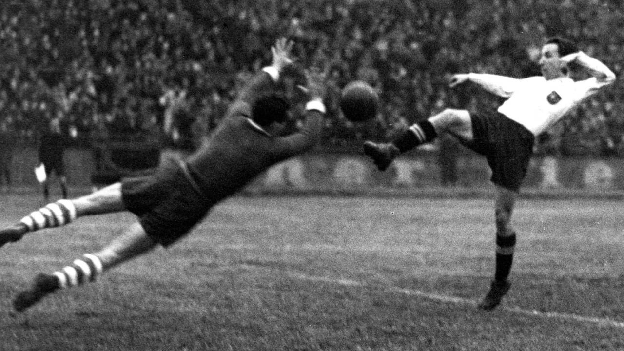 Erstes Ländermatch gegen Frankreich. 