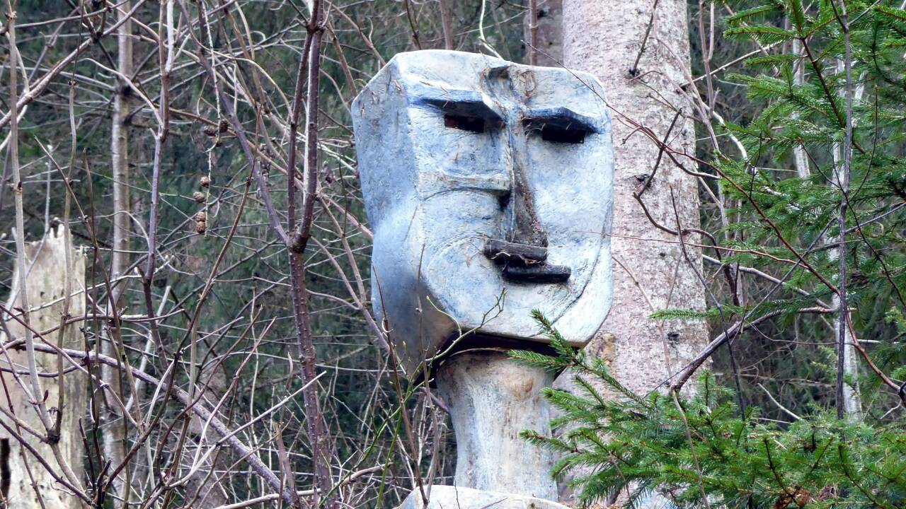 Wer beobachtet wen? „Der Waldmensch“ von Christine Bandmann am Themenweg „Leos Gang Art“. 