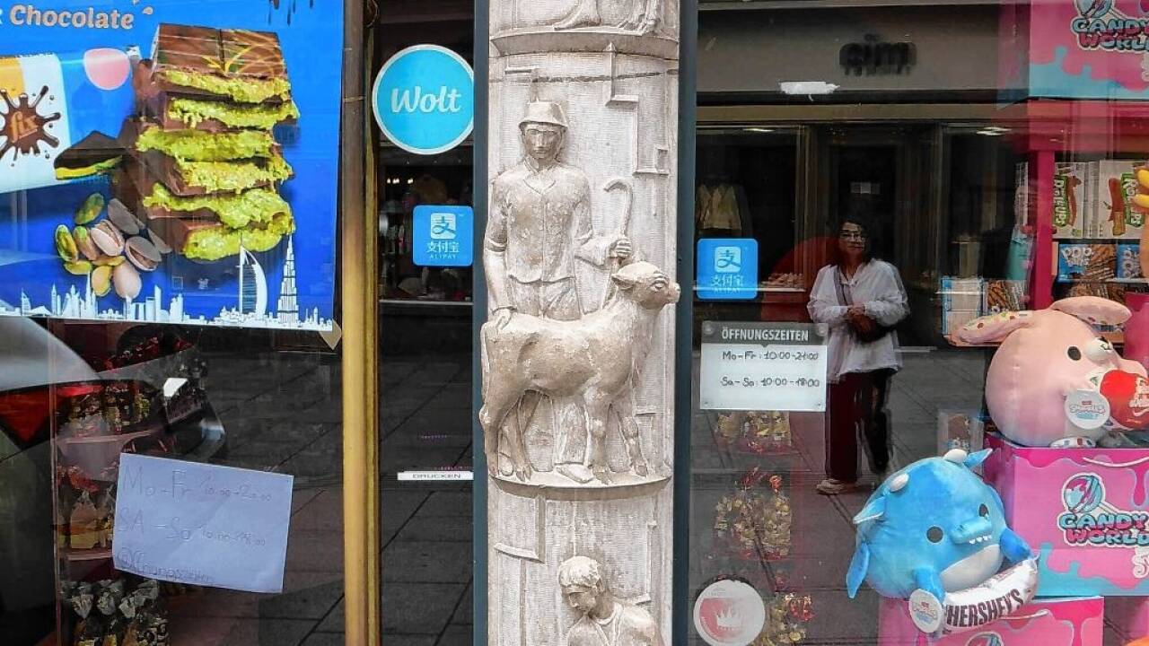 Die marmorne Säule am Salzburger Rathausplatz.  