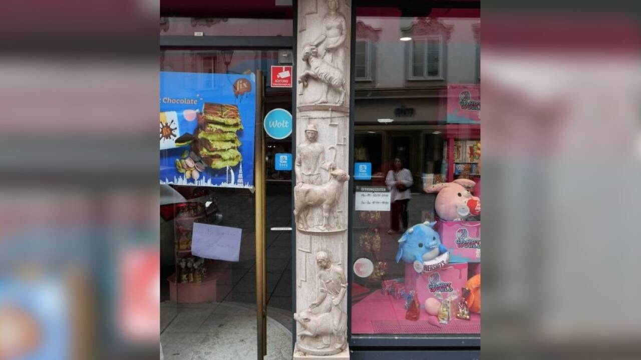 Die marmorne Säule am Salzburger Rathausplatz.  