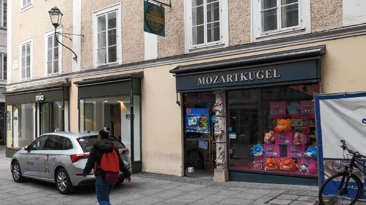 Die marmorne Säule am Salzburger Rathausplatz.  