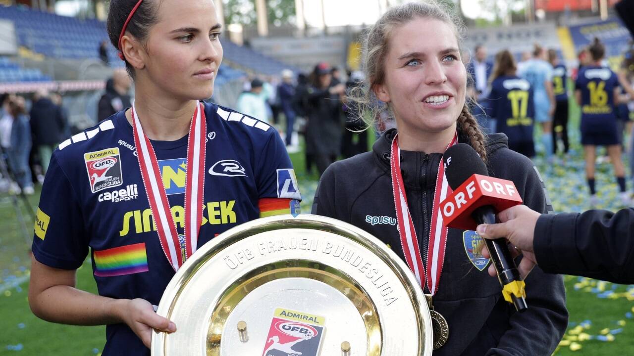 Nach dem Meisterteller greift Lisa Alzner (rechts, mit Kapitänin Jennifer Klein) auch nach dem ÖFB-Pokal.  