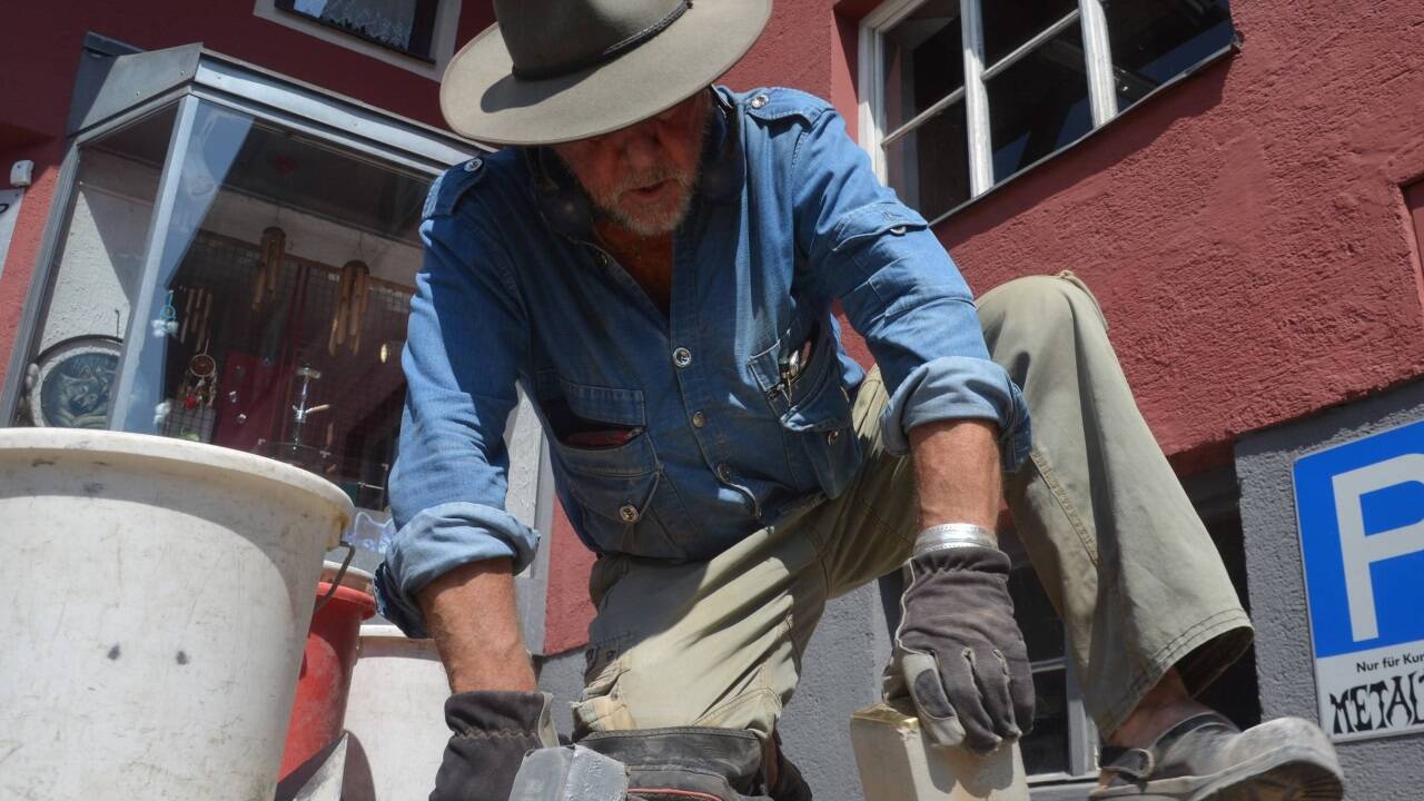 15 Stolpersteine gibt es in St. Johann bereits. Im Bild: Eine Verlegung im Jahr 2015. 15 Stolpersteine gibt es in St. Johann bereits. Im Bild: Eine Verlegung im Jahr 2015.