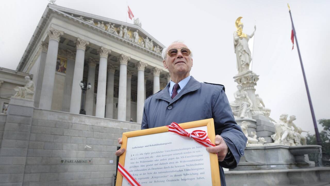 Richard Wadani weigerte sich, in der Wehrmacht des NS-Staates zu kämpfen. Etliche Jahrzehnte seines Lebens widmete er dem Ziel, Anerkennung für die sogenannten Deserteure und die Verfolgten der NS-Justiz zu finden.  