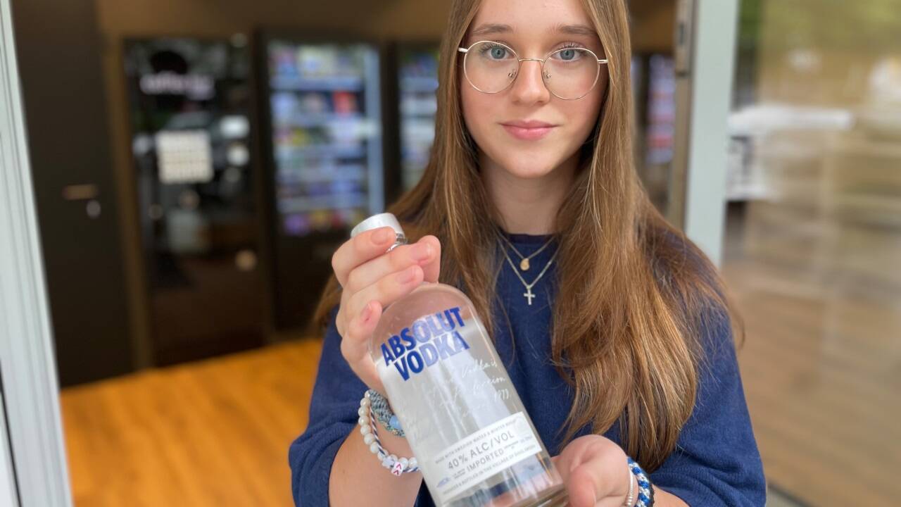 Viola konnte sich Wodka auch ohne Altersnachweis kaufen.  Viola konnte sich Wodka auch ohne Altersnachweis kaufen.