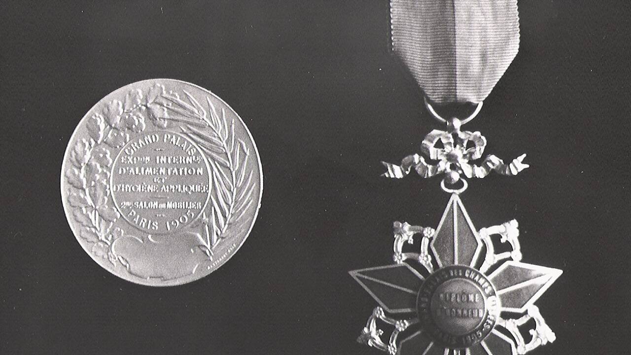 Die Goldmedaille aus Paris sowie ein Orden. 