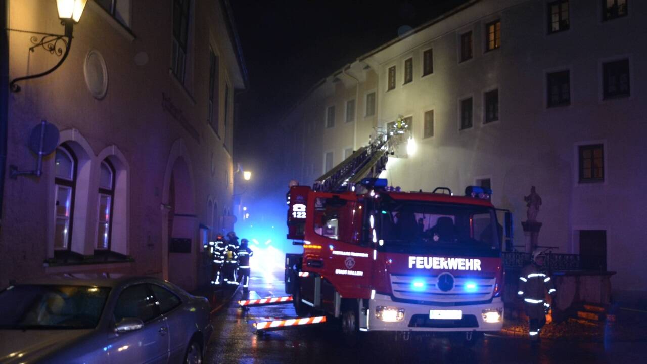 Nächtlicher Brandeinsatz in der Halleiner Altstadt. 