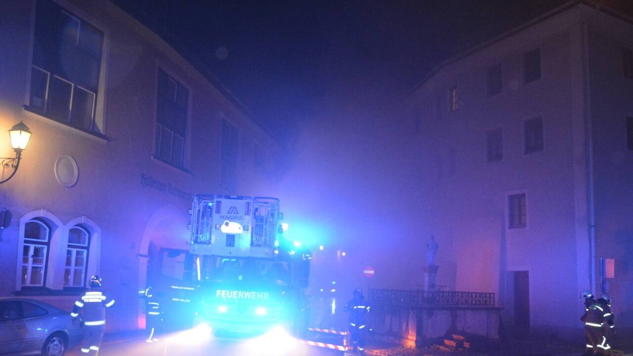 Nächtlicher Brandeinsatz in der Halleiner Altstadt. 