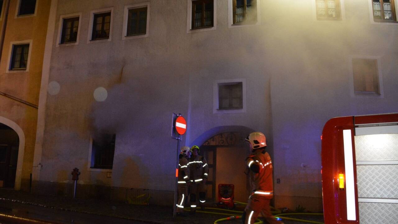 Nächtlicher Brandeinsatz in der Halleiner Altstadt. 
