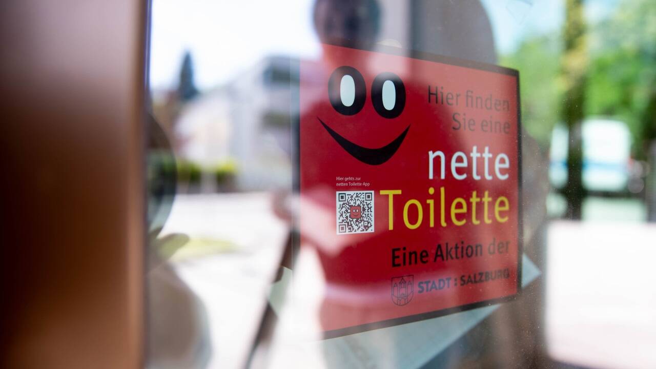 Der Sticker auf den Eingangstüren zeigt: Hier kann man das WC kostenlos benutzen.  