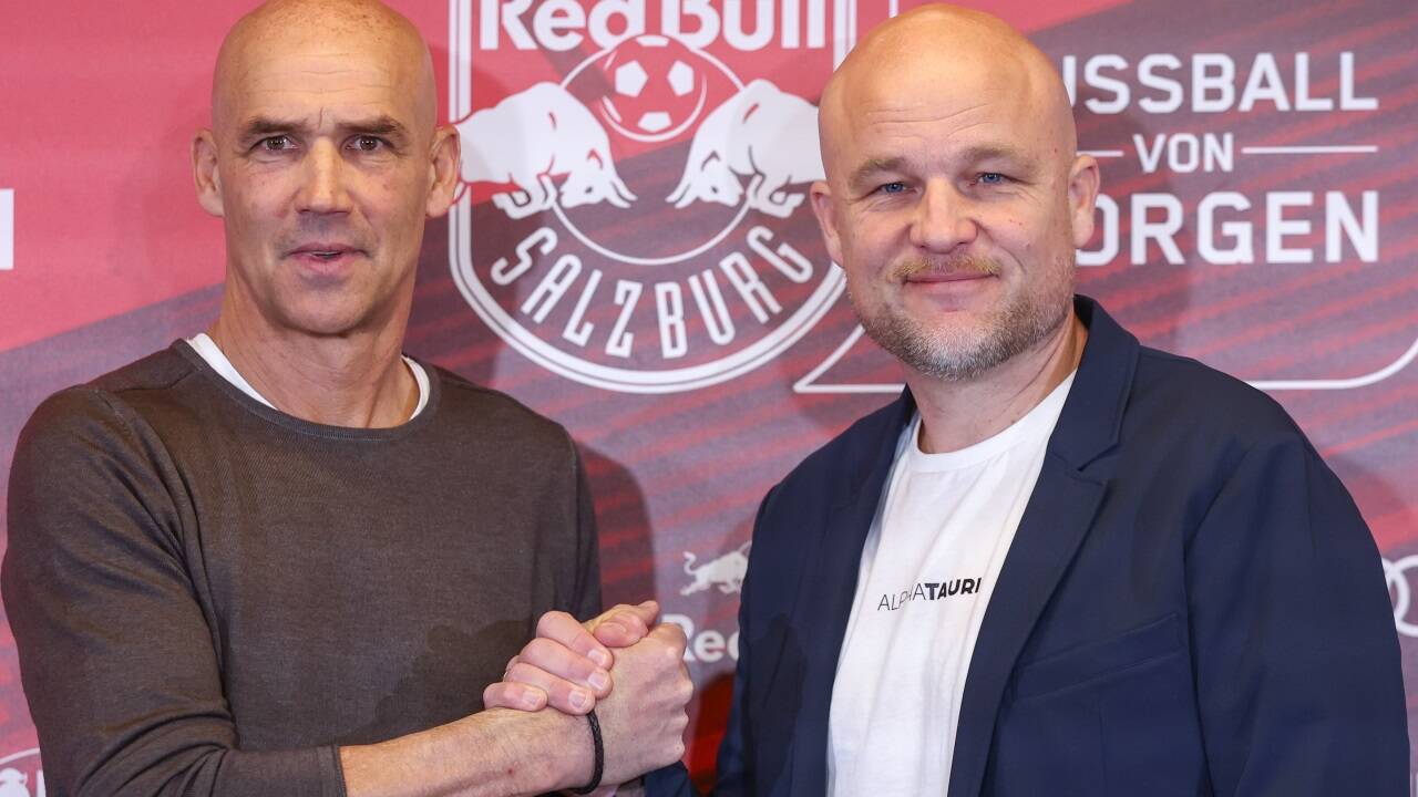 Red Bull Salzburg baut seinen Kader um: Sportboss Rouven Schröder (r.) und Trainer Thomas Letsch können sich über den ersten Neuzugang freuen.  